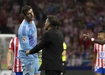 HLV Simeone tố Courtois khiêu khích CĐV Atletico