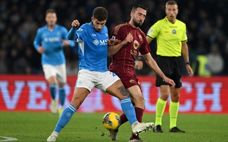 Napoli vượt trội mọi mặt so với Roma